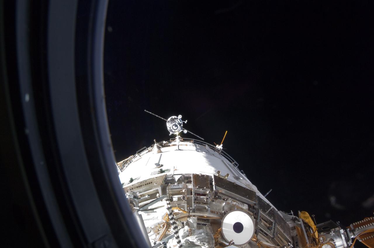 ISS033-E-017631 (31 Oct. 2012) --- An unpiloted ISS Progress resupply vehicle approaches the International Space Station, carrying 2,050 pounds of space station propellant, 62 pounds of oxygen, 42 pounds of air, 926 pounds of water and 2,738 pounds of spare parts, crew supplies and equipment for the Expedition 33 crew members. Progress 49 docked to the station’s Zvezda Service Module aft port at 9:33 a.m. (EDT) on Oct. 31, 2012.
