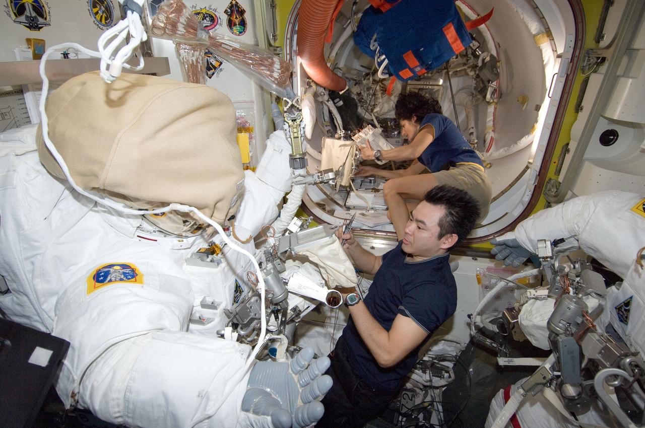 ISS033-E-018369 (30 Oct. 2012) --- Japan Aerospace Exploration Agency astronaut Aki Hoshide, Expedition 33 flight engineer; and NASA astronaut Sunita Williams, commander, are pictured in the International Space Station’s Quest airlock as they prepare for the Nov. 1 spacewalk.