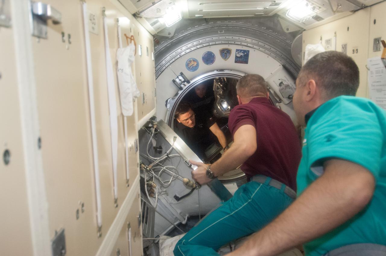 ISS033-E-022187 (17 Nov. 2012) --- Russian cosmonauts Oleg Novitskiy (left) and Evgeny Tarelkin, both Expedition 34 flight engineers, prepare to close the hatch between the Soyuz 31 (TMA-05M) and the International Space Station’s Rassvet Mini-Research Module 1 (MRM1) as the three Expedition 33 crew members prepare to undock from the station. Russian cosmonaut Yuri Malenchenko, Soyuz commander and Expedition 33 flight engineer, is visible through the hatchway. NASA astronaut Sunita Williams, Expedition 33 commander, and Japan Aerospace Exploration Agency astronaut Aki Hoshide, flight engineer, are out of frame.