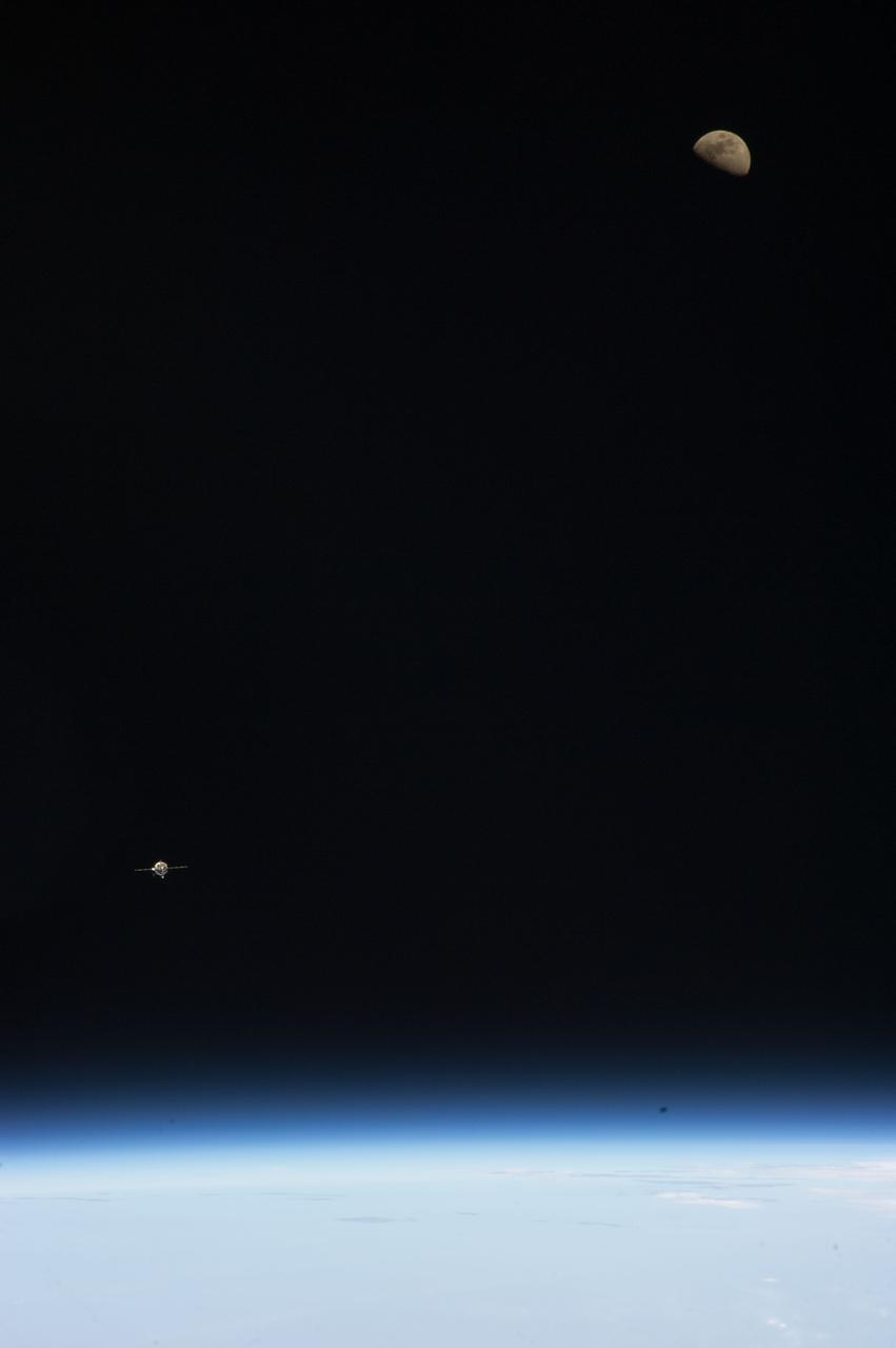 View of the arrival of Soyuz Spacecraft (TMA-07M).  Photo was taken during Expedition 34.