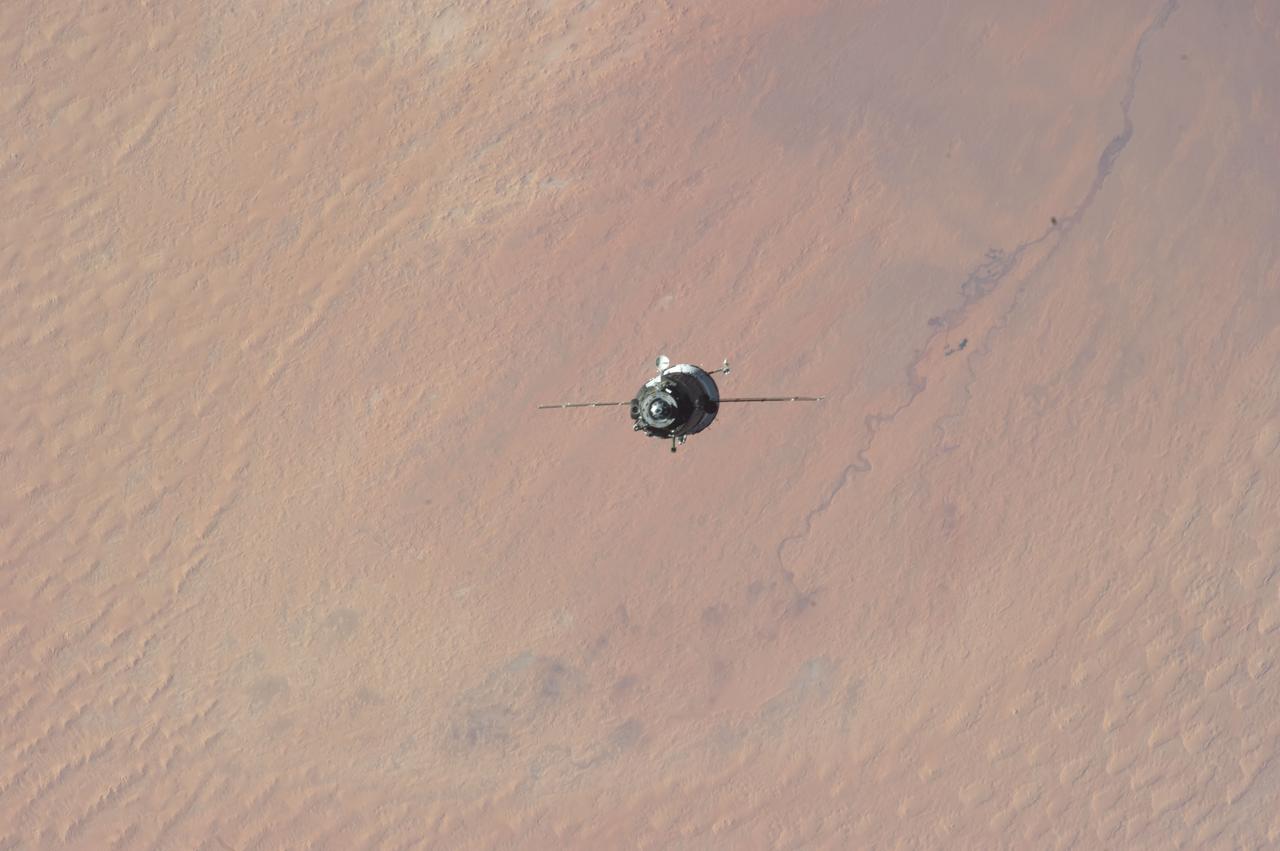 View of the arrival of Soyuz Spacecraft (TMA-07M).  Photo was taken during Expedition 34.