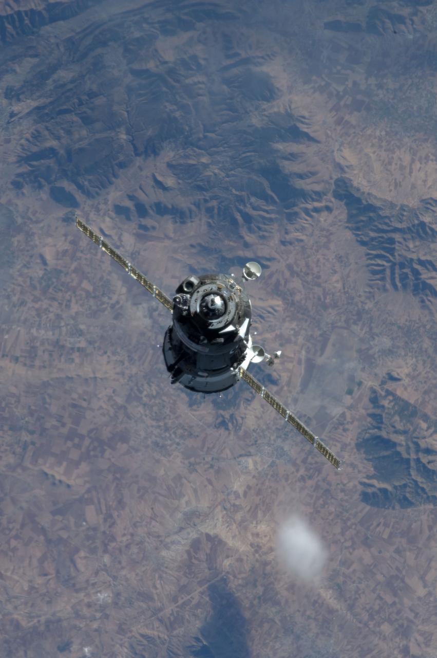 View of Soyuz TMA-07M arrival.  Photo was taken during Expedition 34.