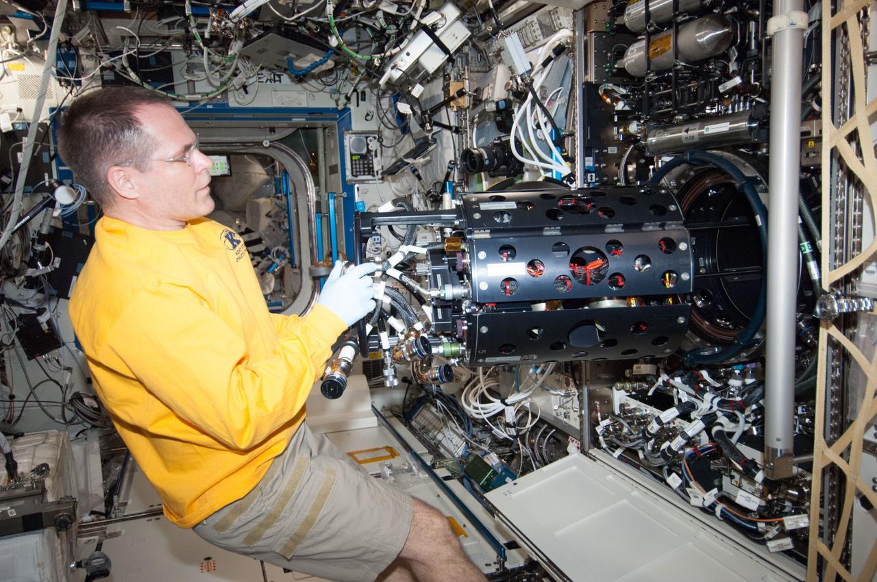 ISS034-E-023546 (9 Jan. 2013) --- NASA astronaut Kevin Ford, Expedition 34 commander, works with the Combustion Integrated Rack (CIR) Multi-user Droplet Combustion Apparatus (MDCA) in the International Space Station's Destiny laboratory.