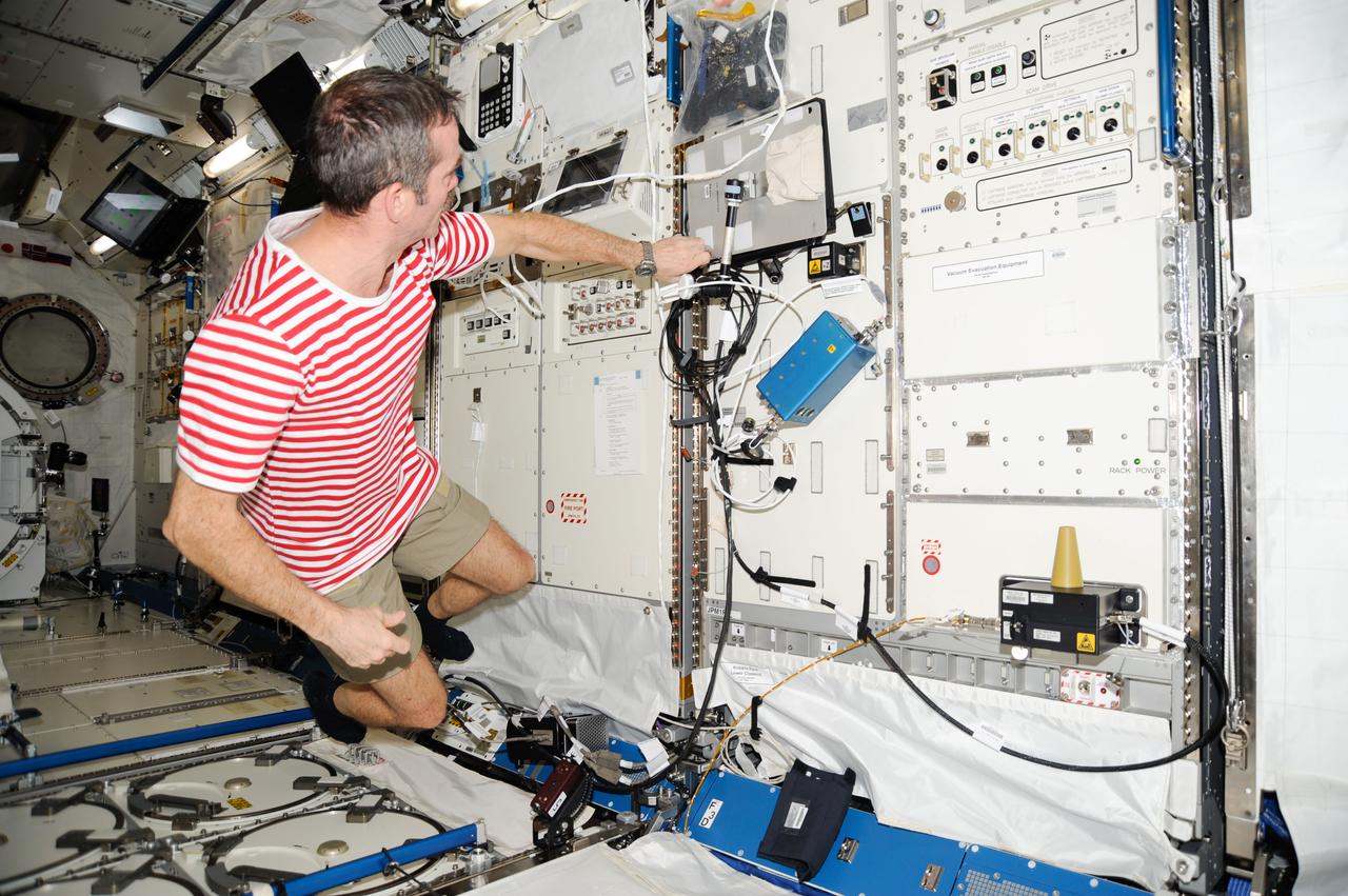 ISS034-E-031398 (18 Jan. 2013) --- Canadian Space Agency astronaut Chris Hadfield, Expedition 34 flight engineer, works in the Kibo laboratory of the International Space Station.