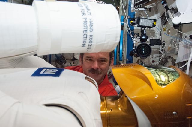Hadfield works with Robonaut 2 hardware