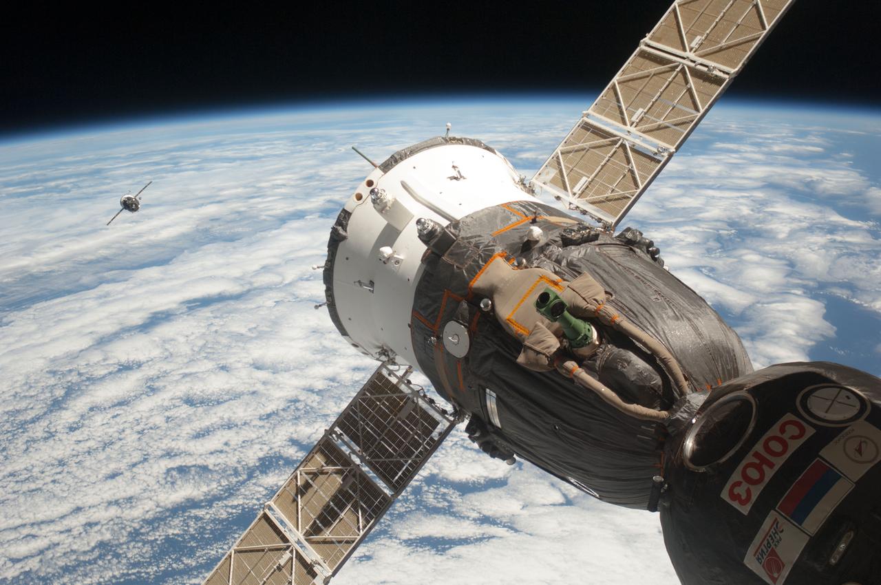 05 GMT042 Progress Docking_266C