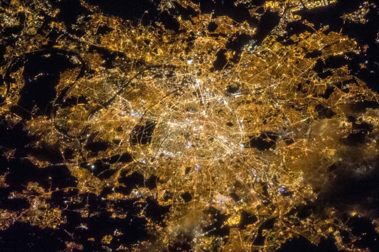 ISS035-E-017335 (7 April 2013) --- One of the crew members aboard the International Space Station photographed this night image of the bright city of Paris, France on April 7, 2013.