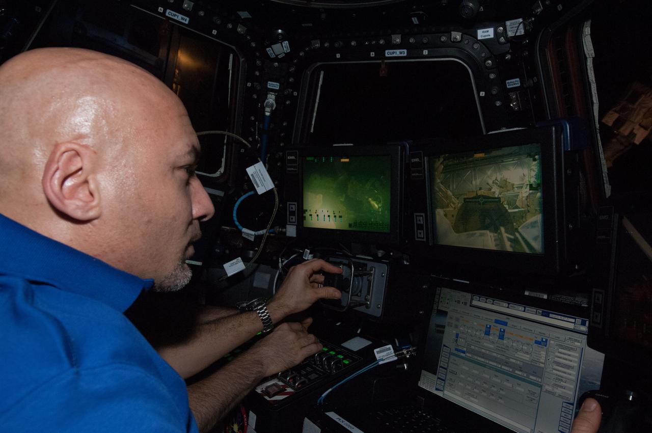 ISS036-E-026283 (29 July 2013) --- In the International Space Station?s Cupola, European Space Agency astronaut Luca Parmitano, Expedition 36 flight engineer, participates in an onboard training activity in preparation for the grapple and berthing of the Japanese ?Kounotori? H2 Transfer Vehicle-4 (HTV-4) set for August 9.