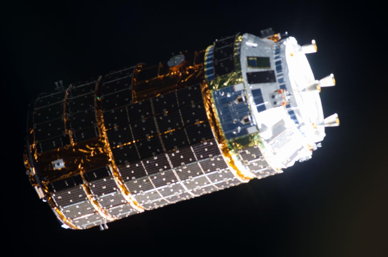 ISS036-E-030067 (9 Aug. 2013) --- The unpiloted Japanese "Kounotori" H2 Transfer Vehicle-4 (HTV-4) approaches the International Space Station. The HTV, a 33-foot-long, 13-foot-diameter unmanned cargo transfer spacecraft, is delivering 3.6 tons of science experiments, equipment and supplies to the orbiting complex. HTV-4 launched from the Tanegashima Space Center in southern Japan on Aug.3 at 3:48 p.m. (Aug. 4 at 4:48 a.m., Japan time).