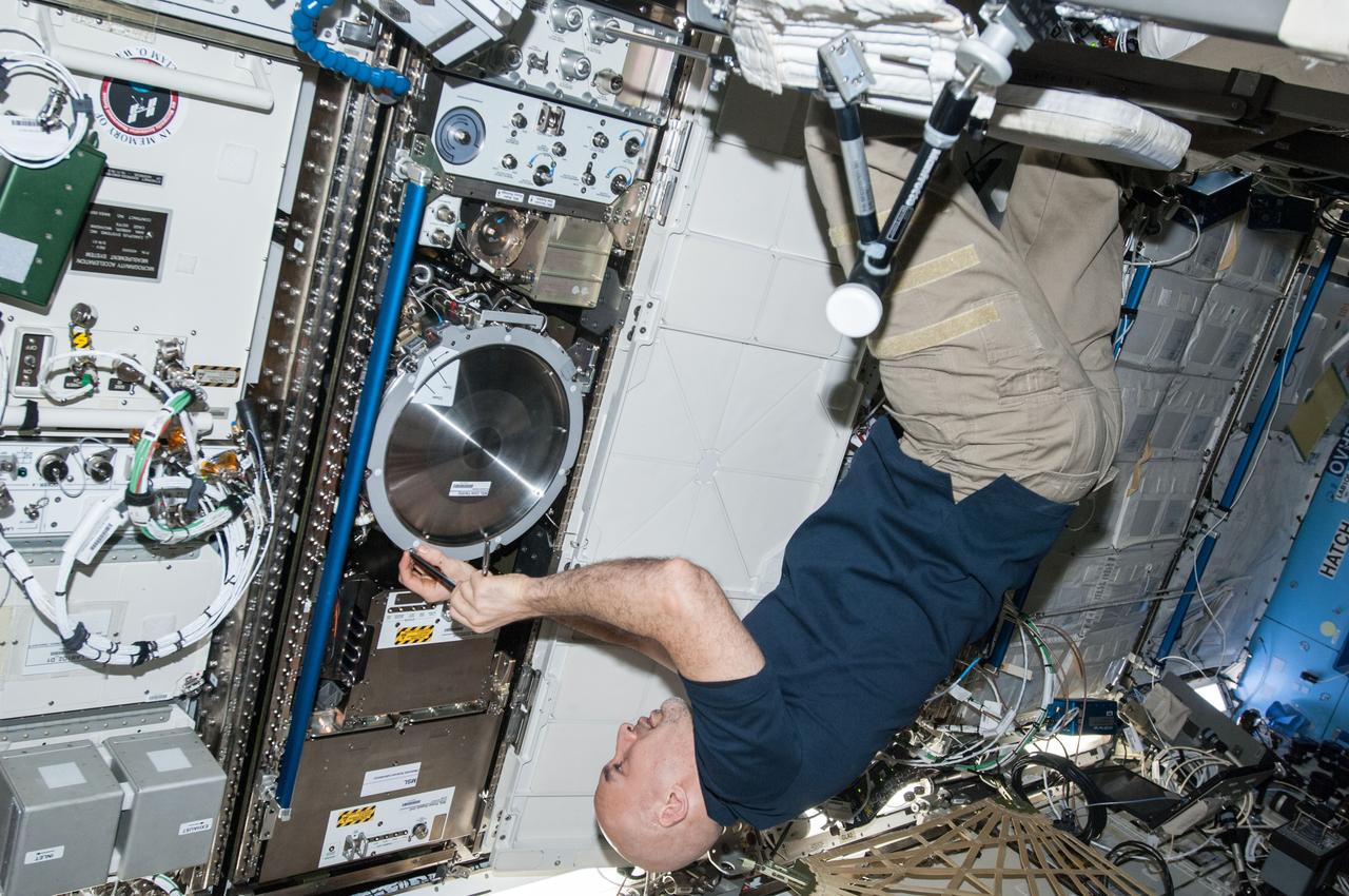 ISS036-E-034881 (20 Aug. 2013) --- European Space Agency astronaut Luca Parmitano, Expedition 36 flight engineer, works with Microgravity Science Laboratory (MSL) hardware in the Destiny laboratory of the International Space Station.