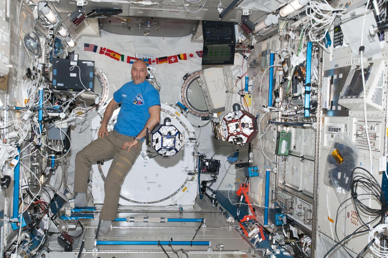 ISS036-E-039685 (4 Sept. 2013) --- In the International Space Station's Kibo laboratory, European Space Agency astronaut Luca Parmitano, Expedition 36 flight engineer, conducts a session with a pair of bowling-ball-sized free-flying satellites known as Synchronized Position Hold, Engage, Reorient, Experimental Satellites, or SPHERES.