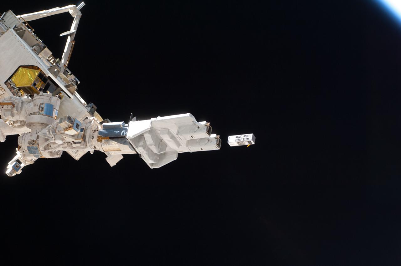 ISS038-E-004967 (19 Nov. 2013) ---
