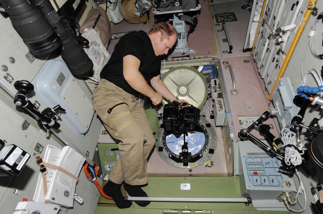 NASA image: Kotov during Albedo Experiment in the SM