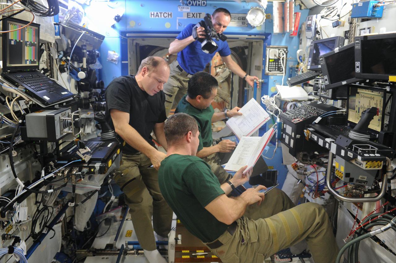 ISS038-E-011716 (4 Dec. 2013) --- The Expedition 38 crew members participate in an emergency simulation drill with participation from flight controllers on the ground. During the exercise, the crew practiced emergency communication and procedures in response to a predetermined scenario such as pressure leak. Pictured in the International Space Station?s Destiny laboratory are Russian cosmonaut Oleg Kotov (left), commander; NASA astronaut Michael Hopkins (bottom), Japan Aerospace Exploration Agency astronaut Koichi Wakata (center) and Russian cosmonaut Sergey Ryazanskiy, all flight engineers.