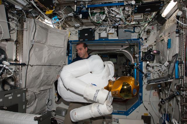 FE Mastracchio prepares Robonaut for Taskboard Operations