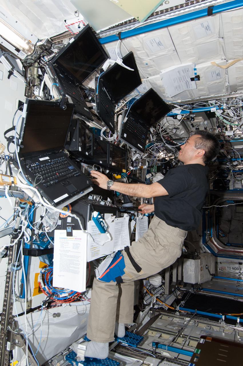 ISS038-E-019279 (21 Dec. 2013) --- Inside the U.S. lab Destiny, Expedition 38 Flight Engineer Koichi Wakata is pictured at the robotic workstation for controlling the International Space Station's remote manipulator system or Canadarm2. The astronaut, who represents the Japan Aerospace Exploration Agency, was supporting the Dec. 21 spacewalk of NASA astronauts Rick Mastracchio and Mike Hopkins.