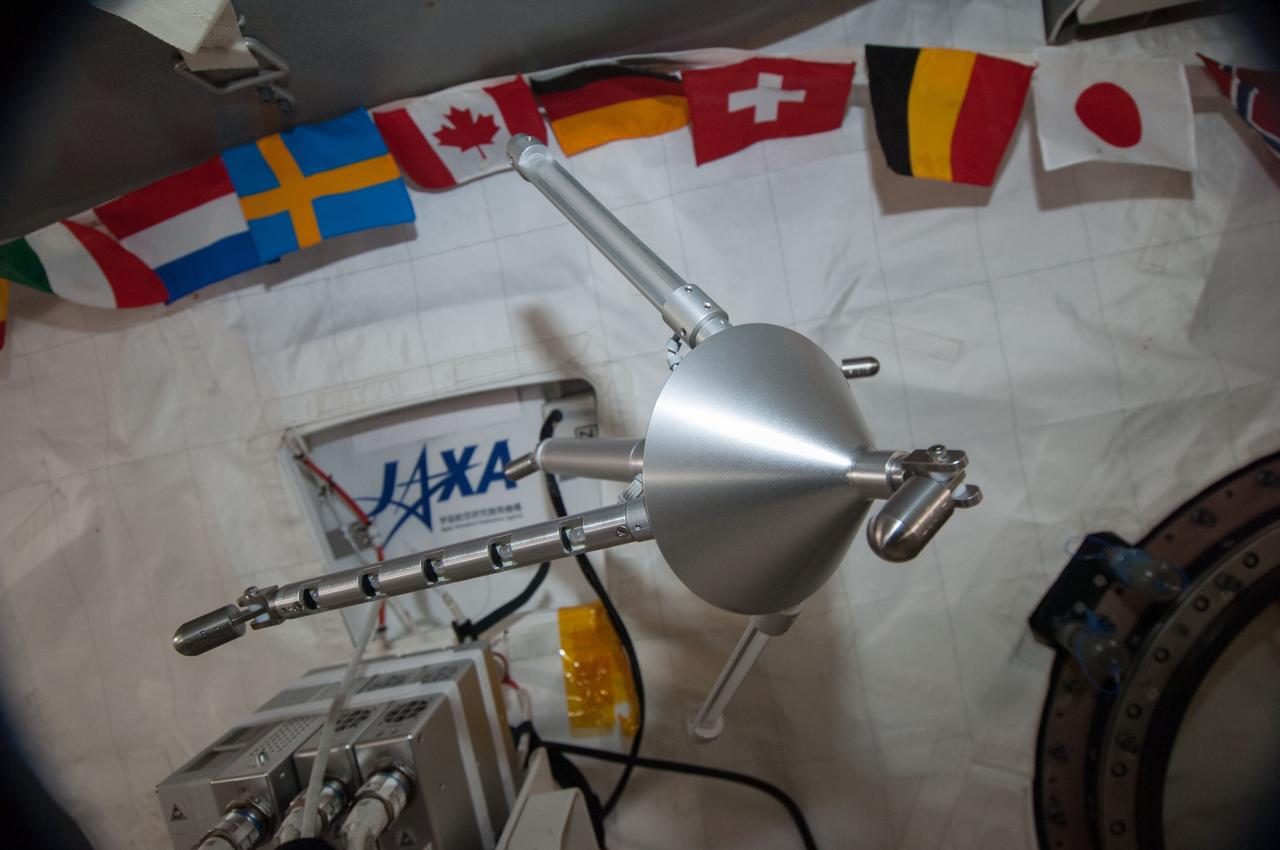 iss038e024926 (1/14/2020) --- View of light spirals from the Education Payload Observation (JAXA-EPO) experiment Spiral Top which aims to record the motion of a spinning top onboard the International Space Station (ISS). The photo was taken in the JAXA Experiment Module (JEM) Pressurized Module (JPM) aboard the International Space Station (ISS).