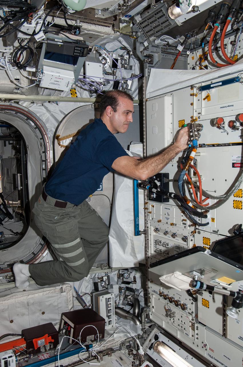 ISS038-E-027223 (9 Jan. 2014) --- NASA astronaut Rick Mastracchio, Expedition 38 flight engineer, works at the Fluid Science Laboratory (FSL) in the Columbus laboratory of the International Space Station.