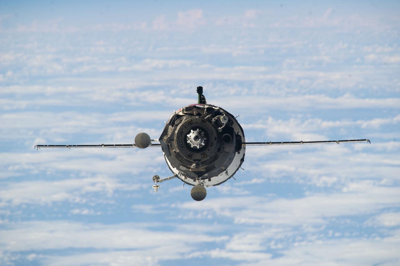 ISS039-E-005666 (27 March 2014) --- A view from the International Space Station shows the Soyuz TMA-12M spacecraft shortly before docking of the two orbiting vehicles. Onboard the   Soyuz at this time were incoming Expedition 39 crew members -- Soyuz Commander Alexander Skvortsov of the Russian Federal Space Agency (Roscosmos) Flight Engineer Steve Swanson of NASA and Flight Engineer Oleg Artemyev of Roscosmos. Onboard the orbiting complex were Expedition 39 Commander Koichi Wakata of the Japan Aerospace Exploration Agency (JAXA), Flight Engineer Rick Mastracchio of NASA and Flight Engineer Mikhail Tyurin of Roscosmos.