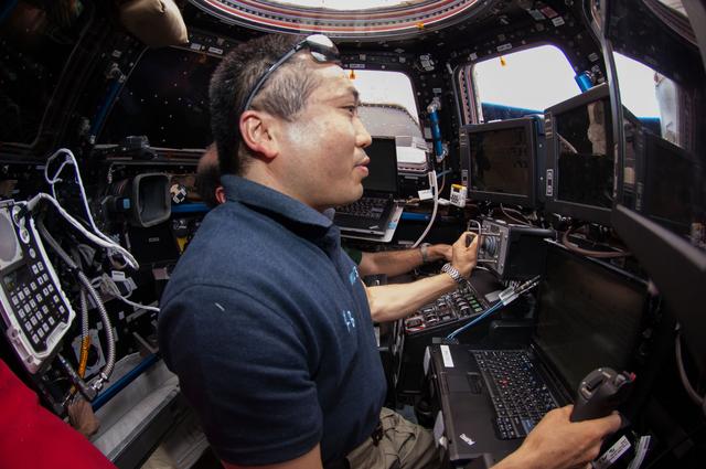 Wakata and Mastracchio conduct Dragon Spacecraft Rendezvous and Capture