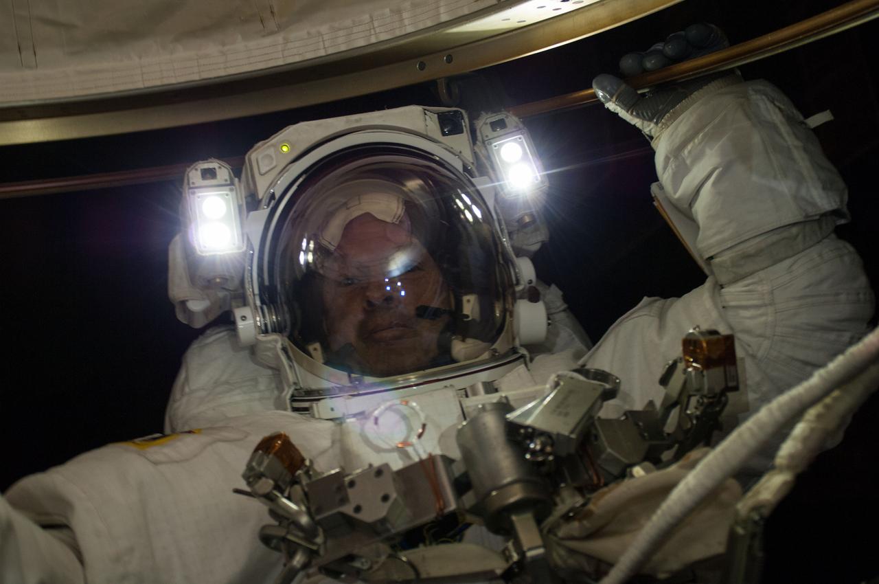 ISS039-E-014846 (22 April 2014) --- NASA astronaut Steve Swanson is pictured during a spacewalk to replace a failed backup computer relay box in the S0 truss of the International Space Station on April 22, 2014.  He was accompanied on the spacewalk by fellow Flight Engineer Rick Mastracchio of NASA.