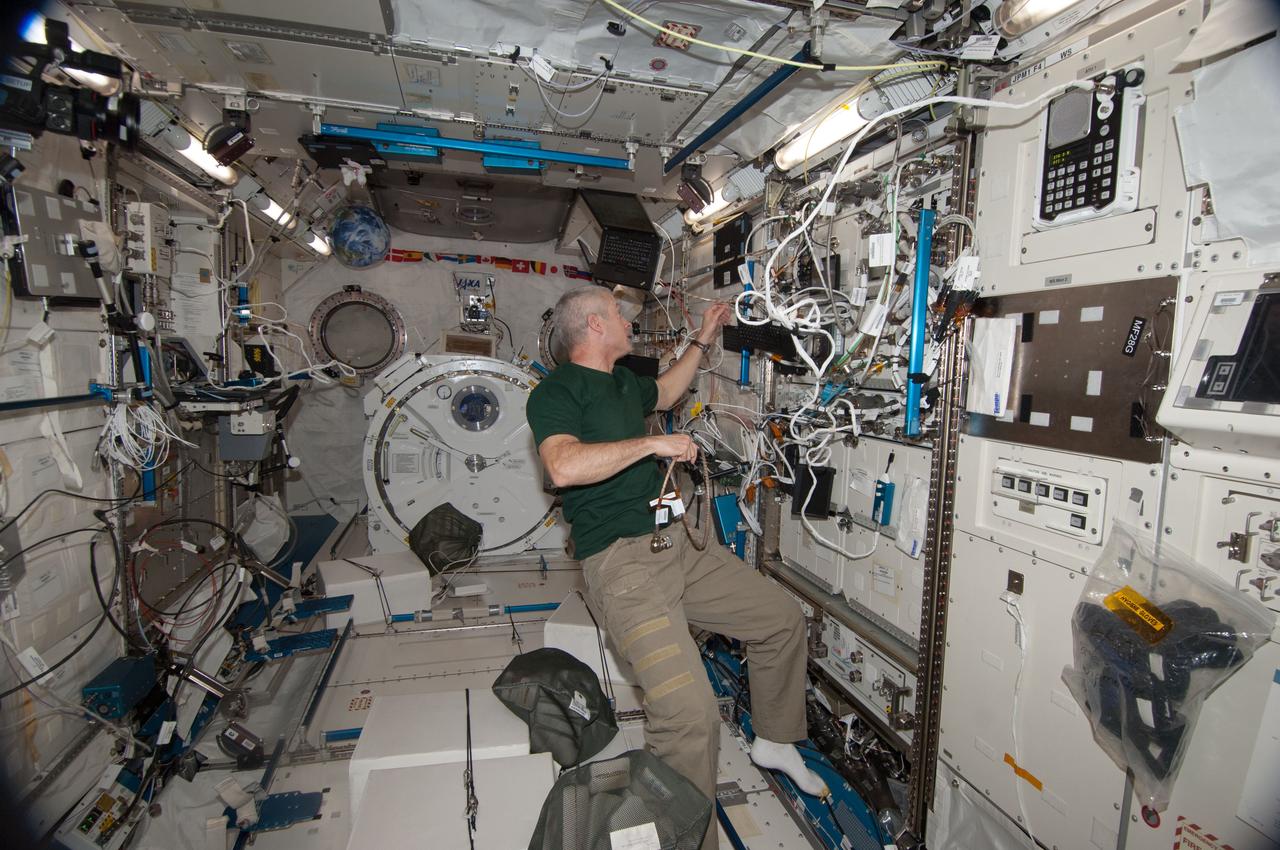 ISS039-E-015596 (25 April 2014) --- NASA astronaut Steve Swanson, Expedition 39 flight engineer, works with NanoRacks hardware in the  Kibo laboratory of the Japan Aerospace Exploration Agency.