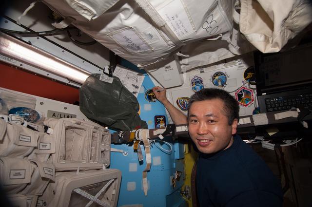 NASA image: Wakata signs Mission Patch in A/L