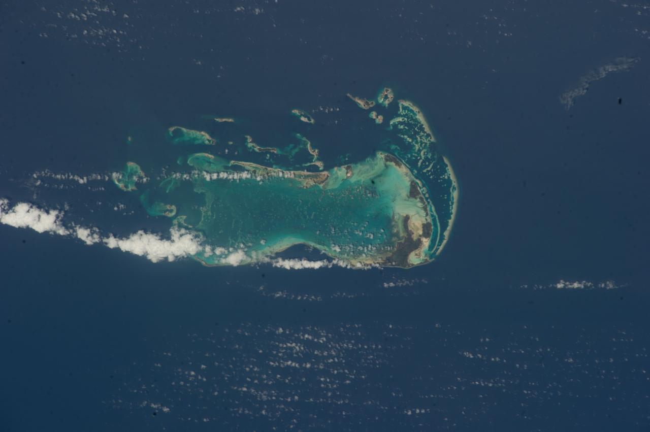 ISS040-E-000500 (17 May 2014) --- One of the Expedition 40 crew members aboard the International Space Station used a 200mm lens to photograph the Los Roques Islands off the north coast of Venezuela on May 17, 2014. The orbital outpost was flying at an altitude of approximately 225 nautical miles when the photo was taken.
