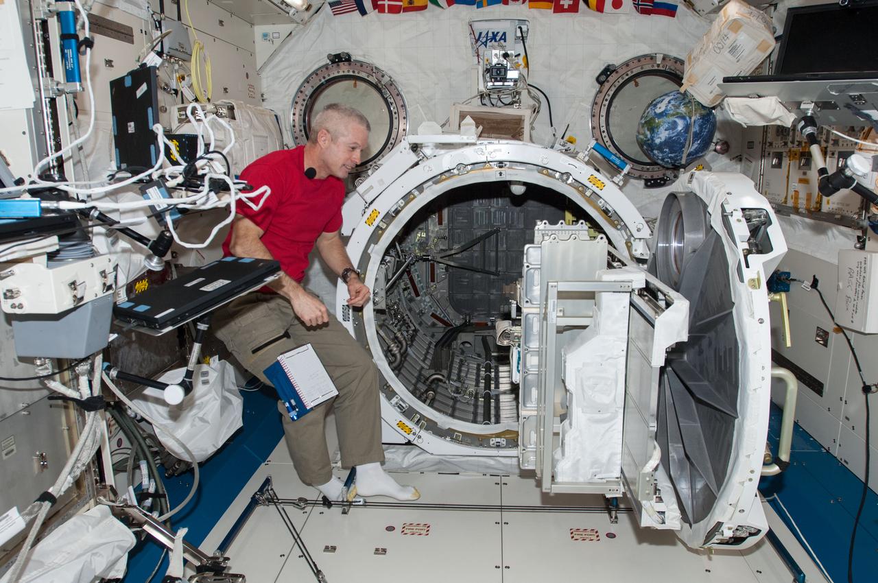 ISS040-E-001051 (26 May 2014) --- NASA astronaut Steve Swanson, Expedition 40 commander, works with equipment in the airlock in the Kibo laboratory of the International Space Station. The JEM Robotic Maneuvering System Multi-Purpose Experiment Platform (JEMRMS MPEP) is visible at right.