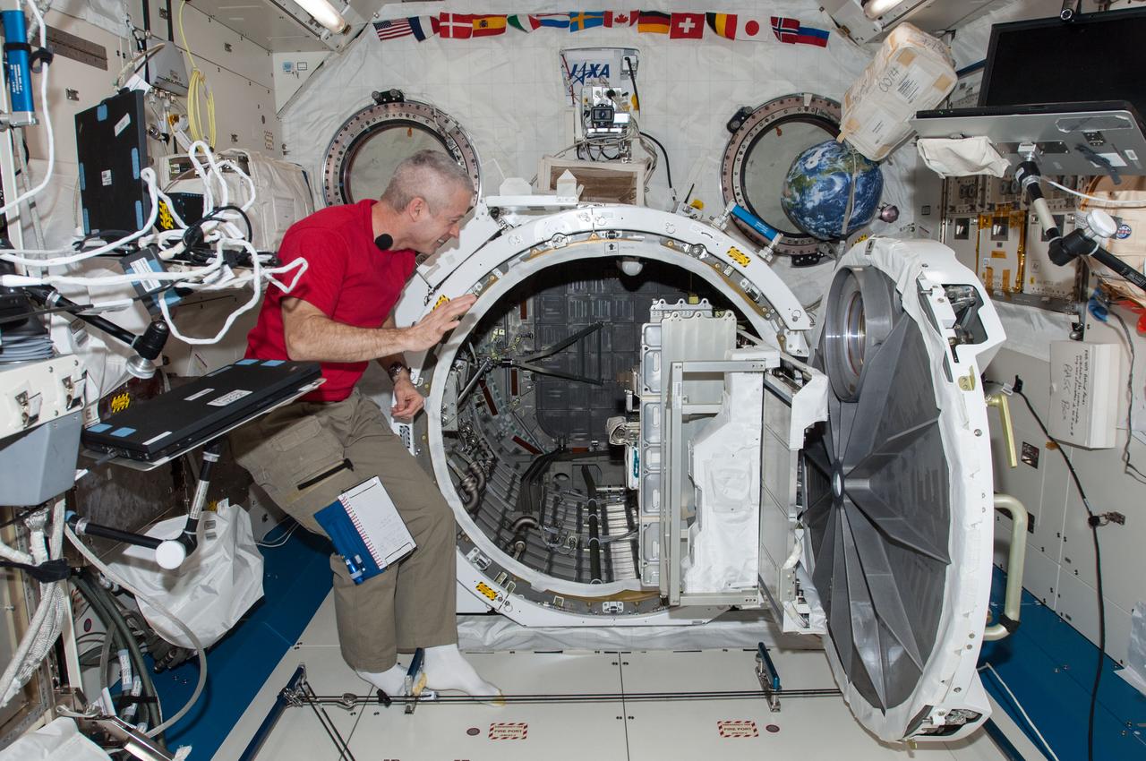 ISS040-E-001052 (26 May 2014) --- NASA astronaut Steve Swanson, Expedition 40 commander, works with equipment in the airlock in the Kibo laboratory of the International Space Station. The JEM Robotic Maneuvering System Multi-Purpose Experiment Platform (JEMRMS MPEP) is visible in the airlock.