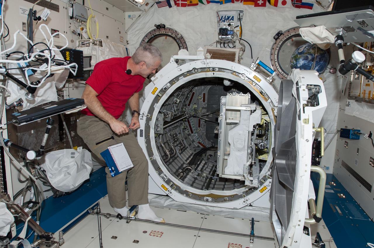 ISS040-E-001053 (26 May 2014) --- NASA astronaut Steve Swanson, Expedition 40 commander, works with equipment in the airlock in the Kibo laboratory of the International Space Station. The JEM Robotic Maneuvering System Multi-Purpose Experiment Platform (JEMRMS MPEP) is visible in the airlock.