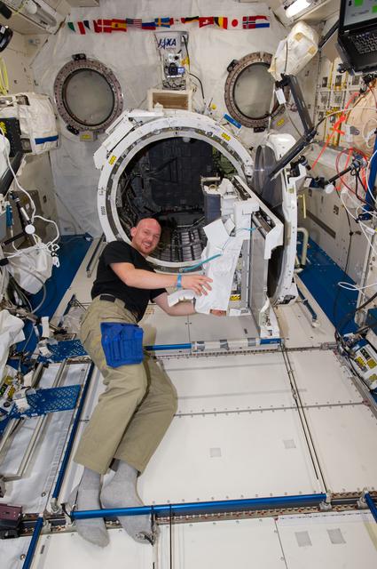 NASA image: Gerst working on JEM airlock satellite deployer