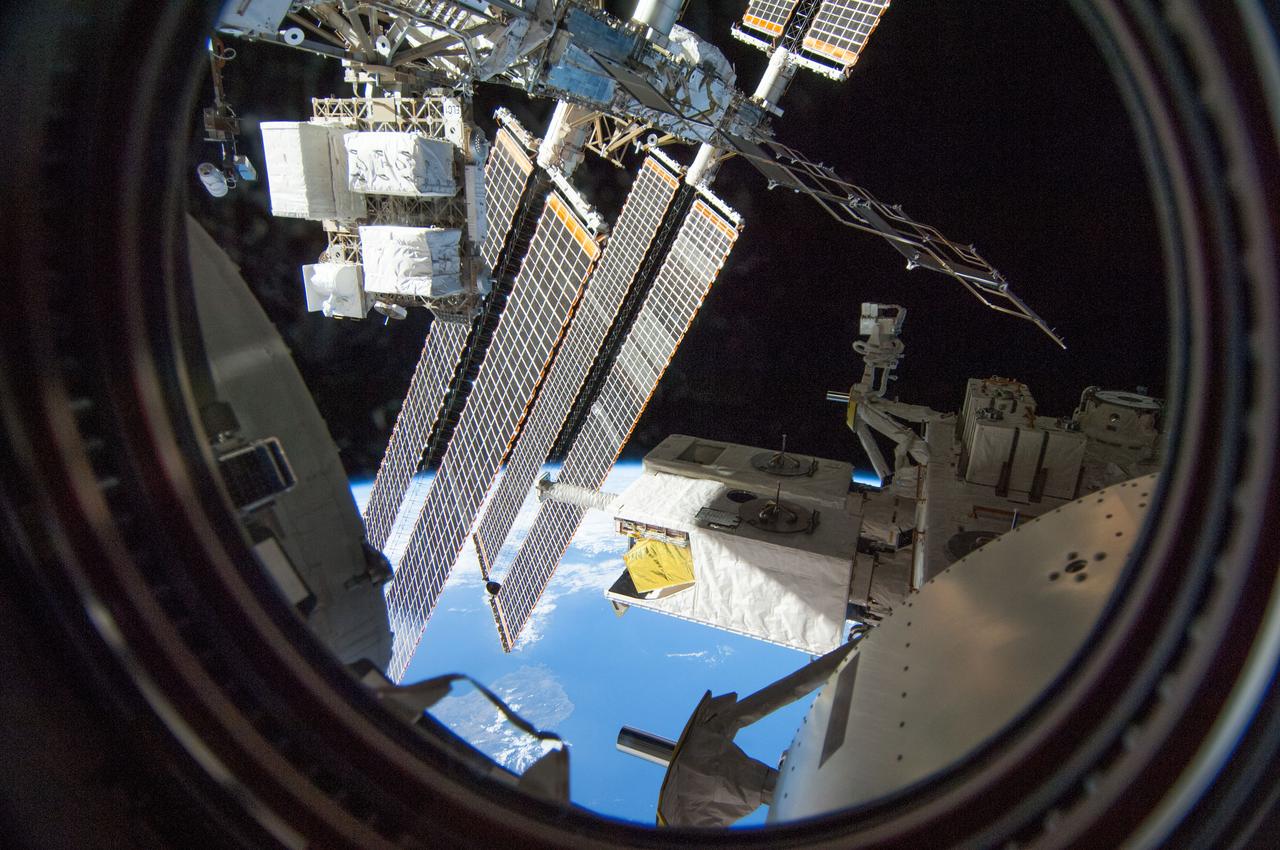 View of the Japanese Experiment Module (JEM) Exposed Facility (JEF), raidators and and part of the Express Logistics Carrier (ELC) on the P1 truss. Photo taken from the JEM window by the Expedition 40 crew.