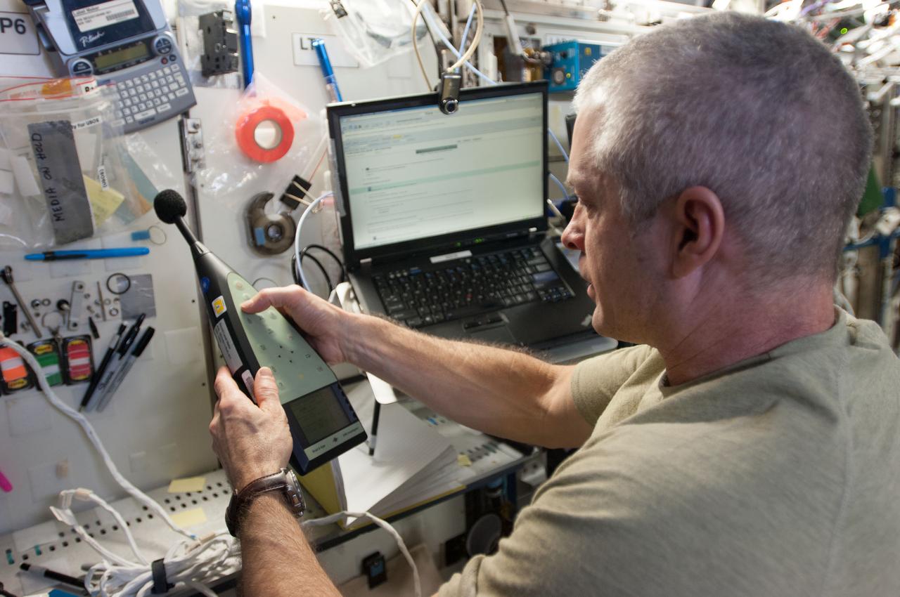 ISS040-E-086653 (1 Aug. 2014) --- NASA astronaut Steve Swanson, Expedition 40 commander, uses a sound level meter in the Destiny laboratory of the International Space Station.