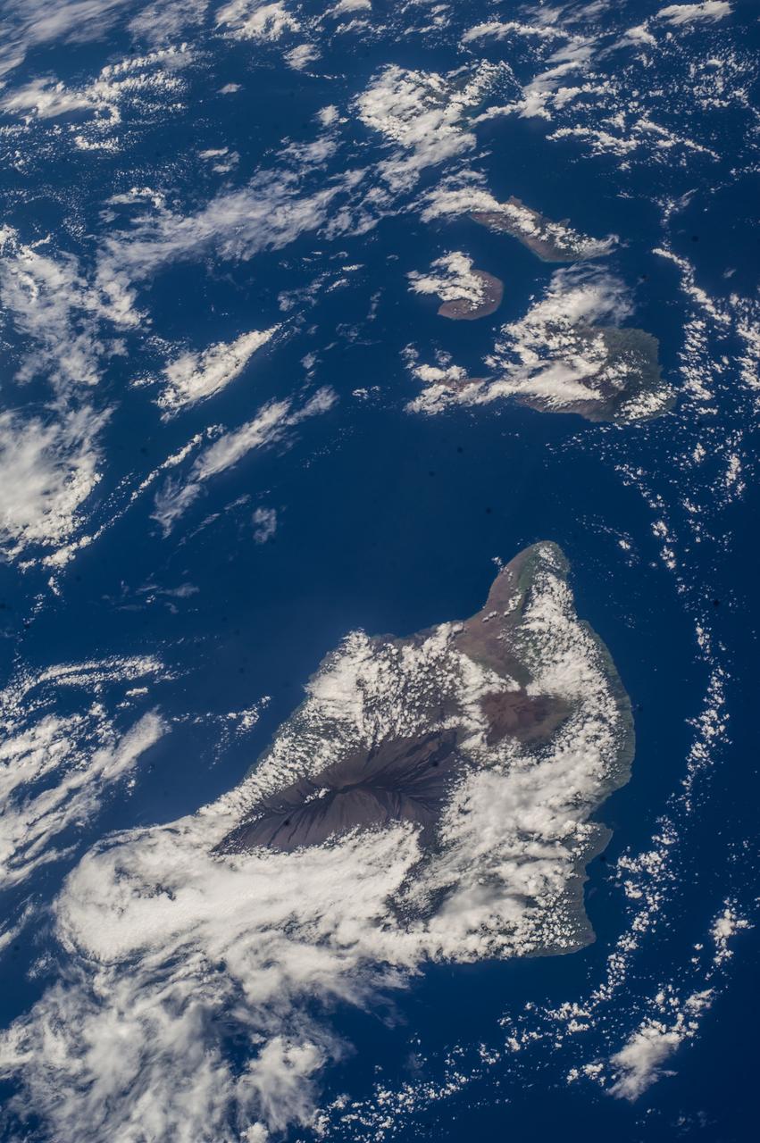 ISS040-E-105655 (24 Aug. 2014) --- One of the Expedition 40 crew members aboard the International Space Station photographed this image of a cloud-covered Big Island of Hawaii (bottom of frame) and other islands in the Hawaiian chain (top) on Aug. 24, 2014.