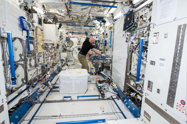 NASA image: Gerst installs CMS-2 in KIBO rack