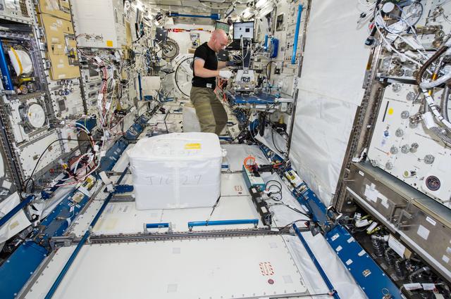 NASA image: Gerst installs CMS-2 in KIBO rack