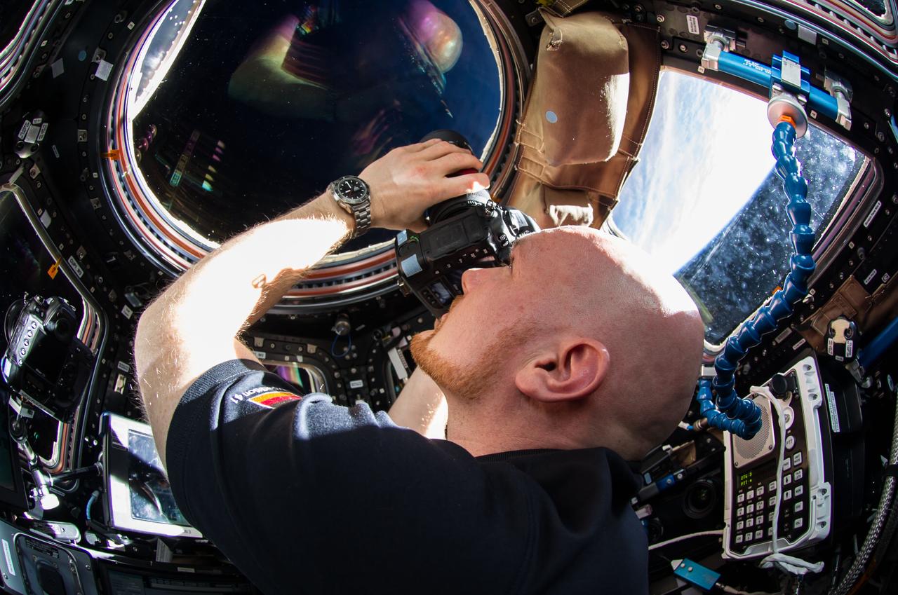 Gerst during Space X-4 Dragon Capture