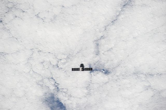 NASA image: Space X-4 Dragon commercial cargo approaches the ISS