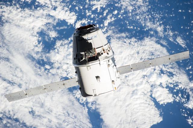 NASA image: Space X-4 Dragon commercial cargo approaches the ISS
