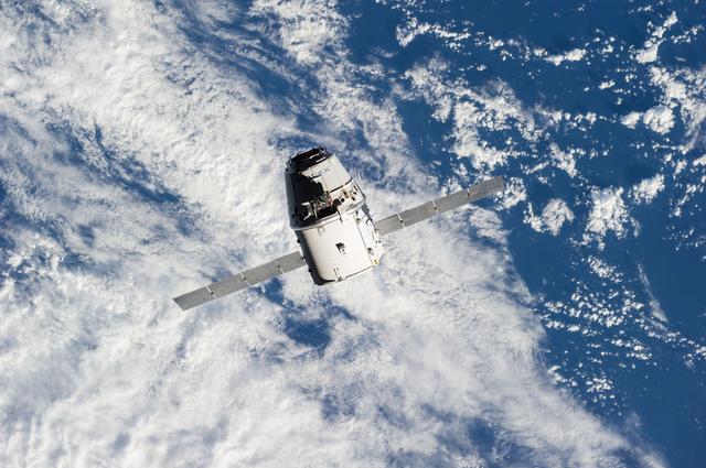 NASA image: Space X-4 Dragon commercial cargo approaches the ISS