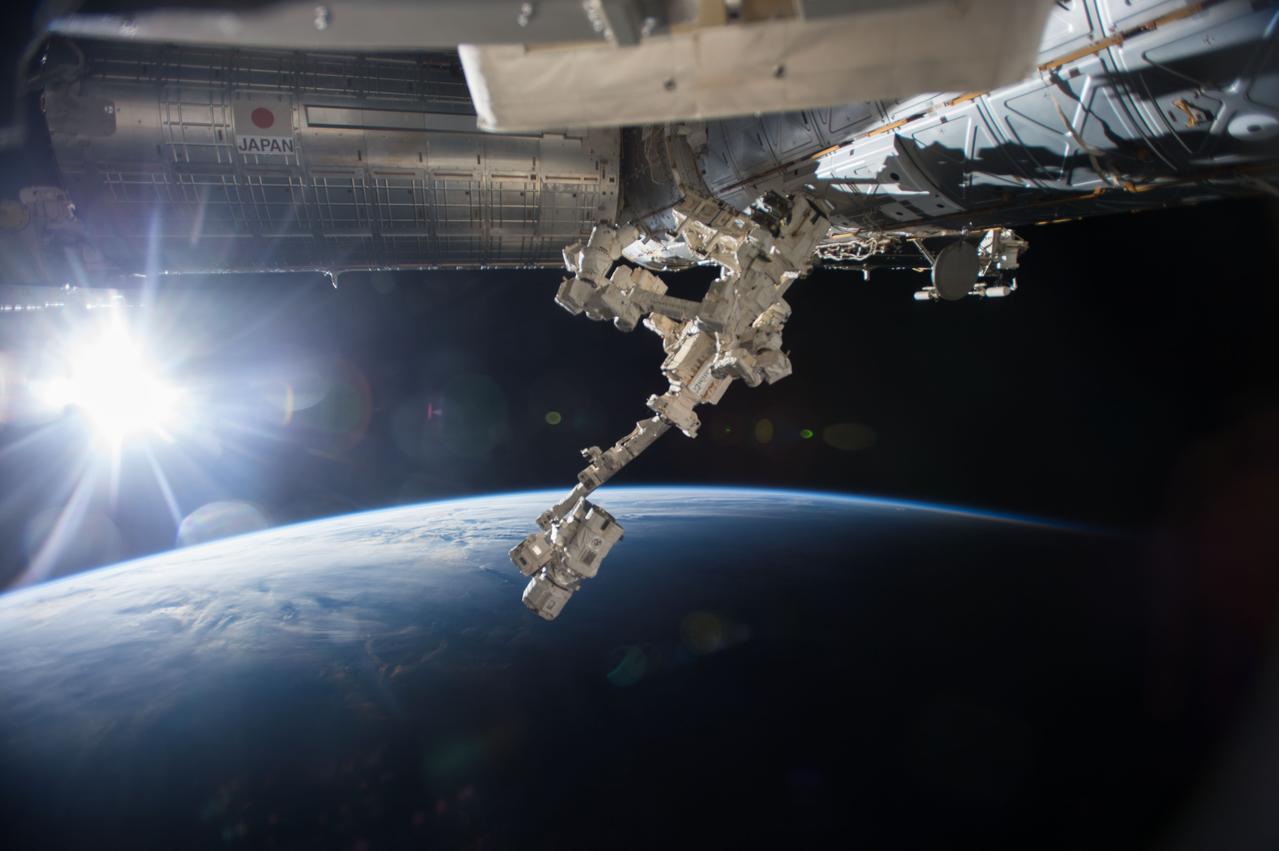 GMT337_22_49_ForCSA_Terry Virts_sunrise SSRMS SPDM on lab_123