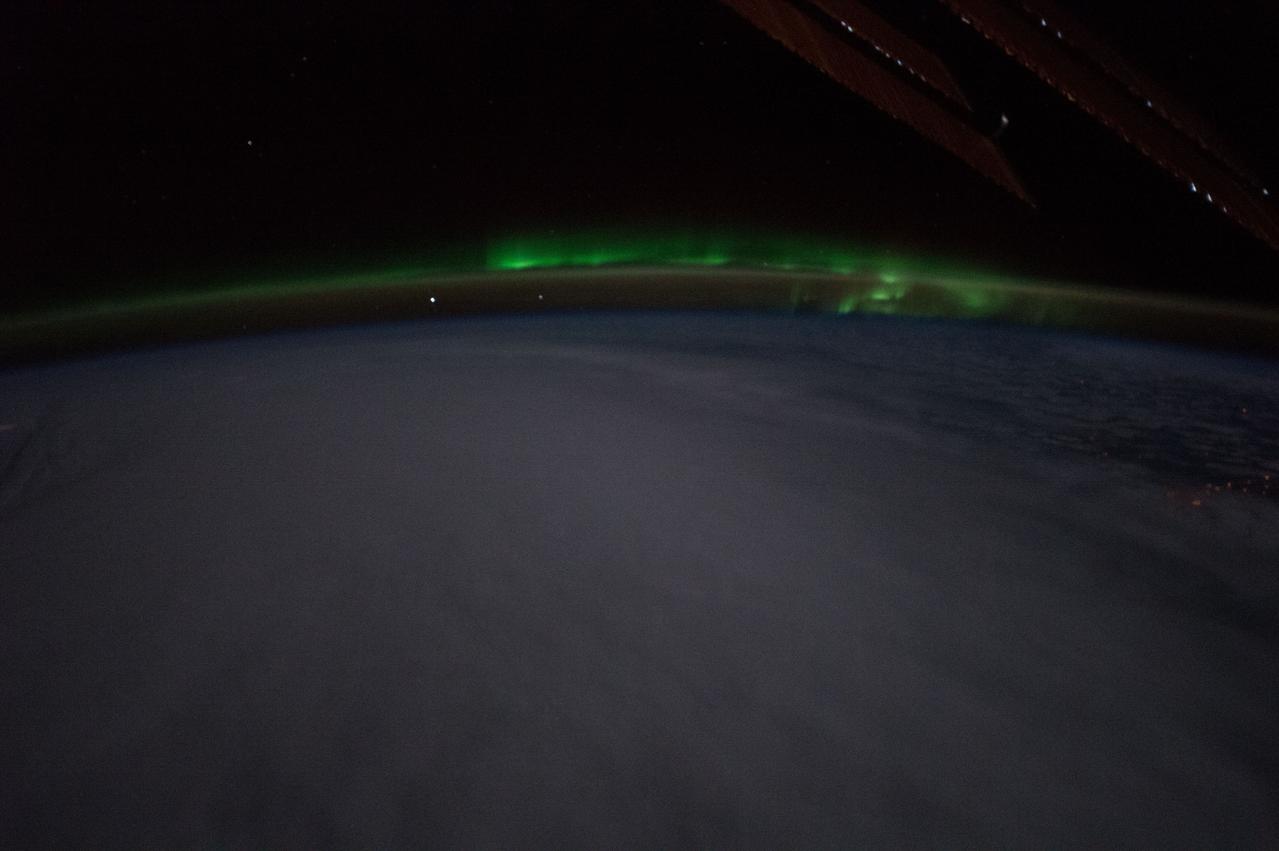 GMT342_23_09_Terry Virts_aurora london paris middle east night_CB_123