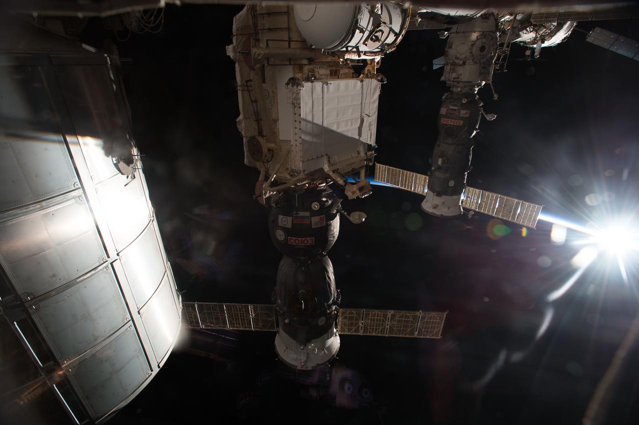 GMT348_21_48_Terry Virts_Dylan Mathis Craig Bernard East coast zoom sunrise vine_123