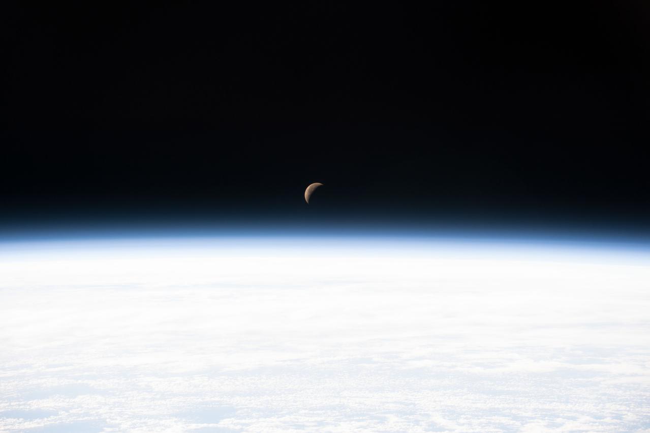 GMT350_19_47_Terry Virts_DM CB moonset_129