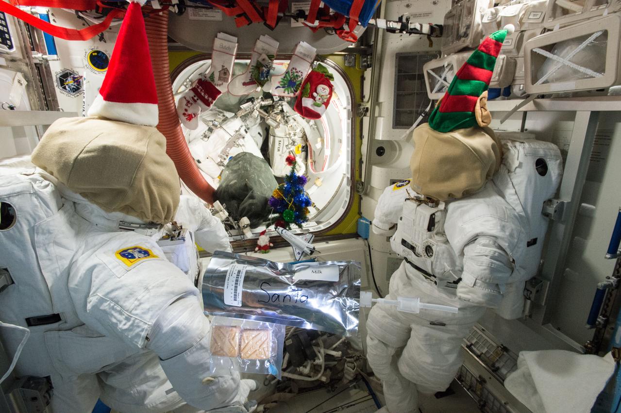 GMT358_23_07_Terry Virts_twas the night before christmas in the airlock_128