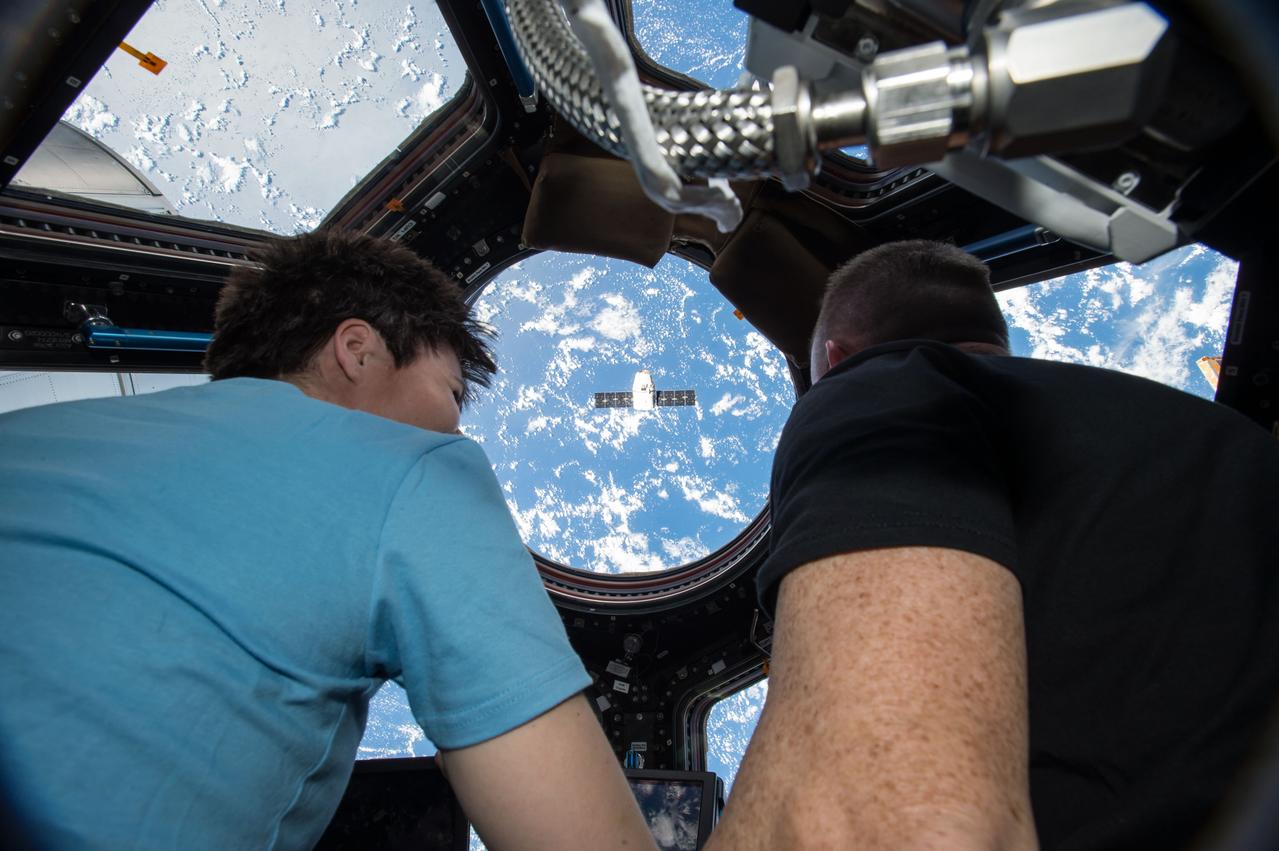 GMT012_11_49_Terry Virts_Dragon capture wide TV camera_130B