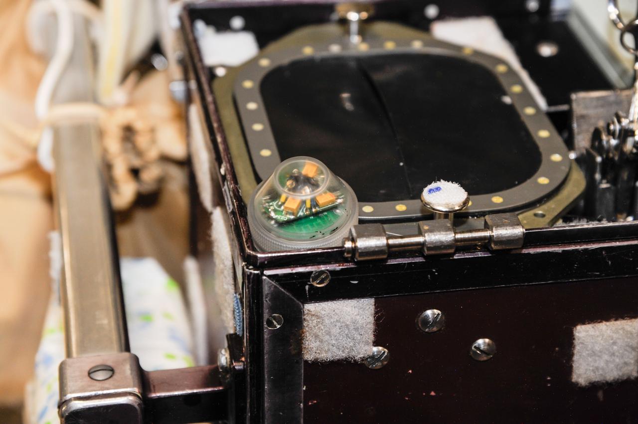 ss042e127115 (1/15/2015) --- Photo documentation of a ИКМ beacon attached to a corner of the galley table in the Zvezda Service Module (SM). Image was taken during Vizir experiment operations (OPS). Experimental Testing of a System of Photo Imagery Coordinate Referencing Using Ultrasound Sensors (Vizir) tests the technology of automated coordinate referencing of images of the Earth’s surface, and space, taken by crewmembers using “free-floating” photography equipment in weightlessness.