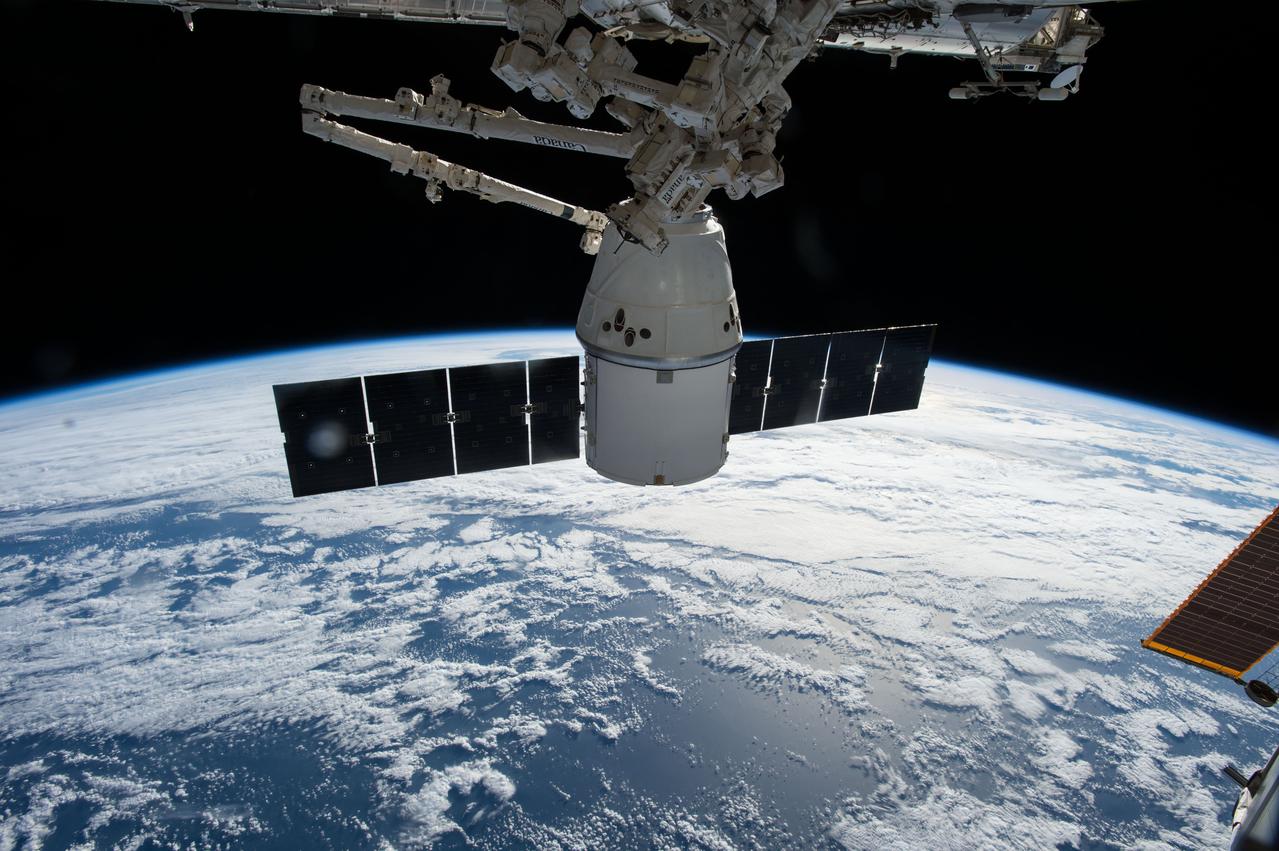 GMT012_13_04_Terry Virts_Dragon capture wide_128A