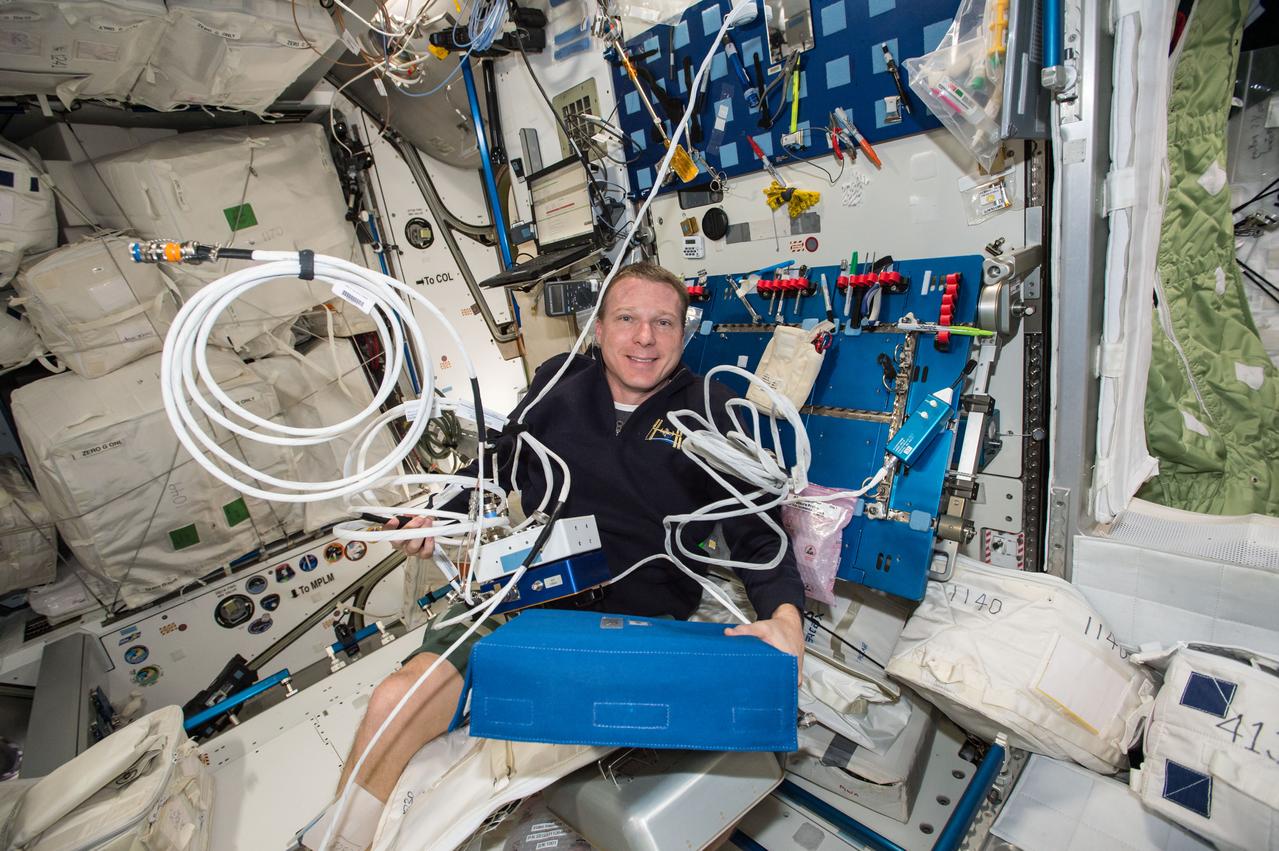 GMT012_18_06_Terry Virts_Dragon vestibule outfitting_128A